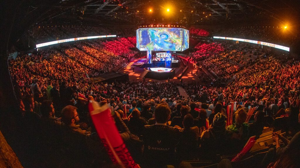 Imagem panorâmica de arena lotada recebendo partidas do mundial de League of Legends