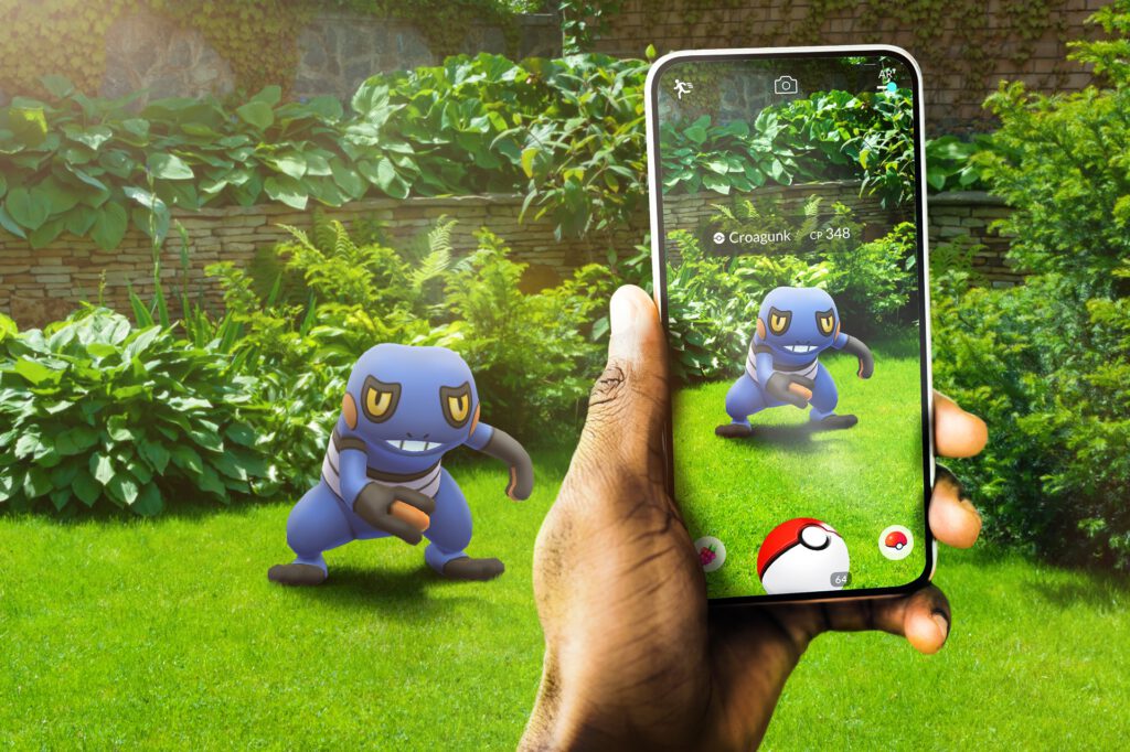 poster promocional de funcionamento do jogo mobile Pokémon GO