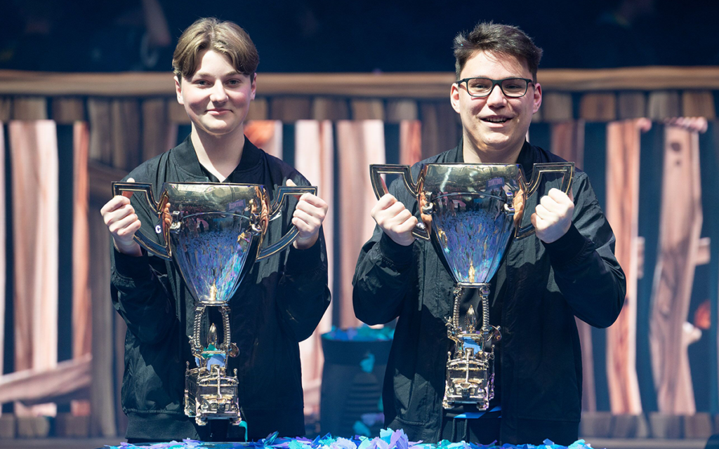 Nyhrox e Aqua, duo de Fortnite, levantando o troféu da COpa do Mundo Duo de Fortnite de 2019, a maior premiação dos esports para duos de Fortnite.