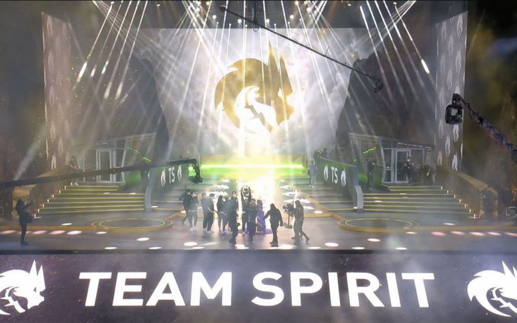 Equipe de Esports Team Spirit comemorando o título do The International 10, torneio com a maior premiação dos esports da história
