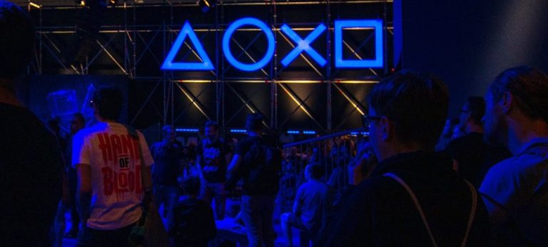 Imagem de stand da Sony em eventos de games