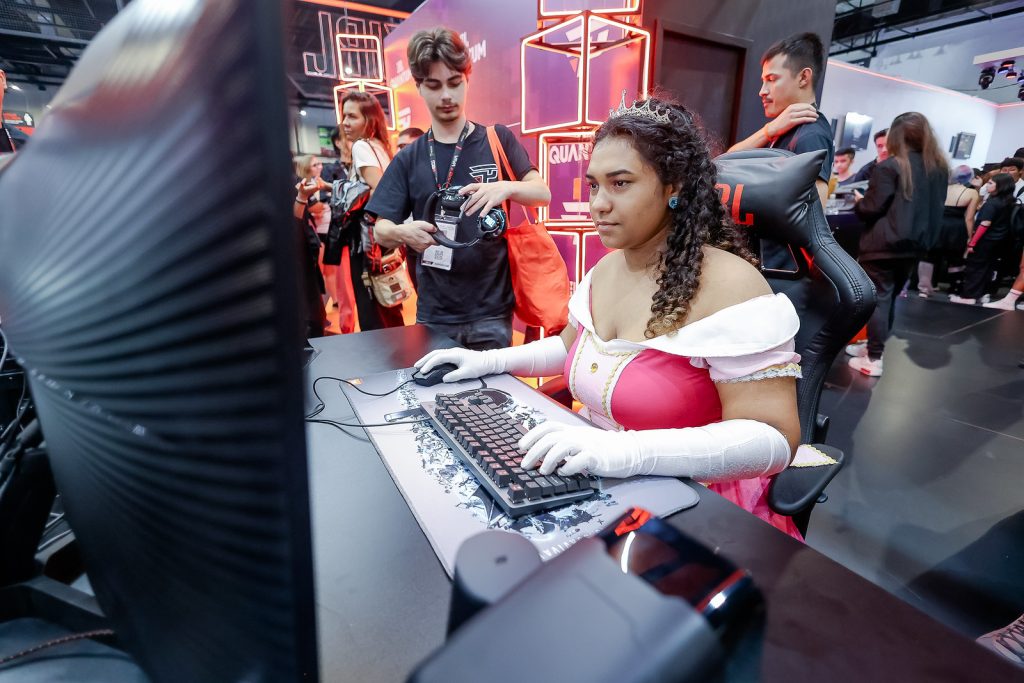 cosplayer testando jogo em computador durante a BGS