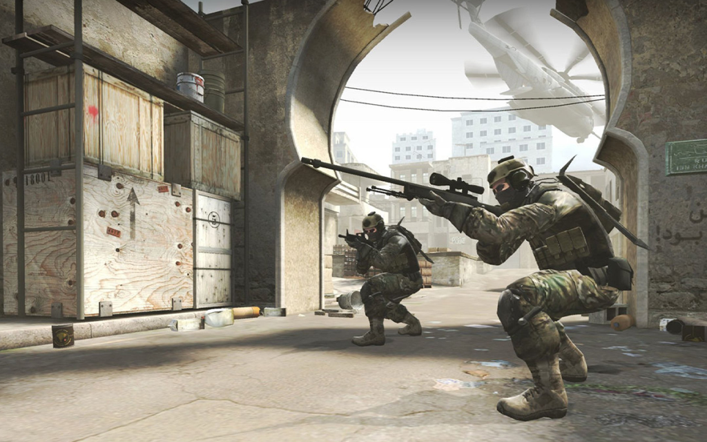Gameplay do jogo Counter Strike: Global Offensive com dois players agachados e mirando.