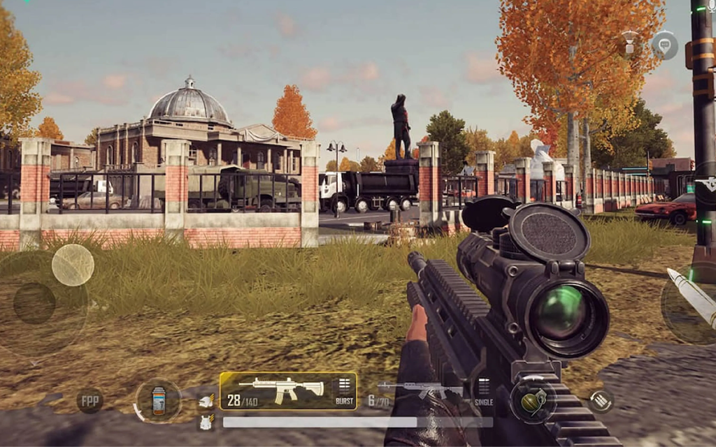Tela do jogo PUBG em primeira pessoa com uma arma com scope, sendo o jogo um dos games mais jogados dos últimos tempos.