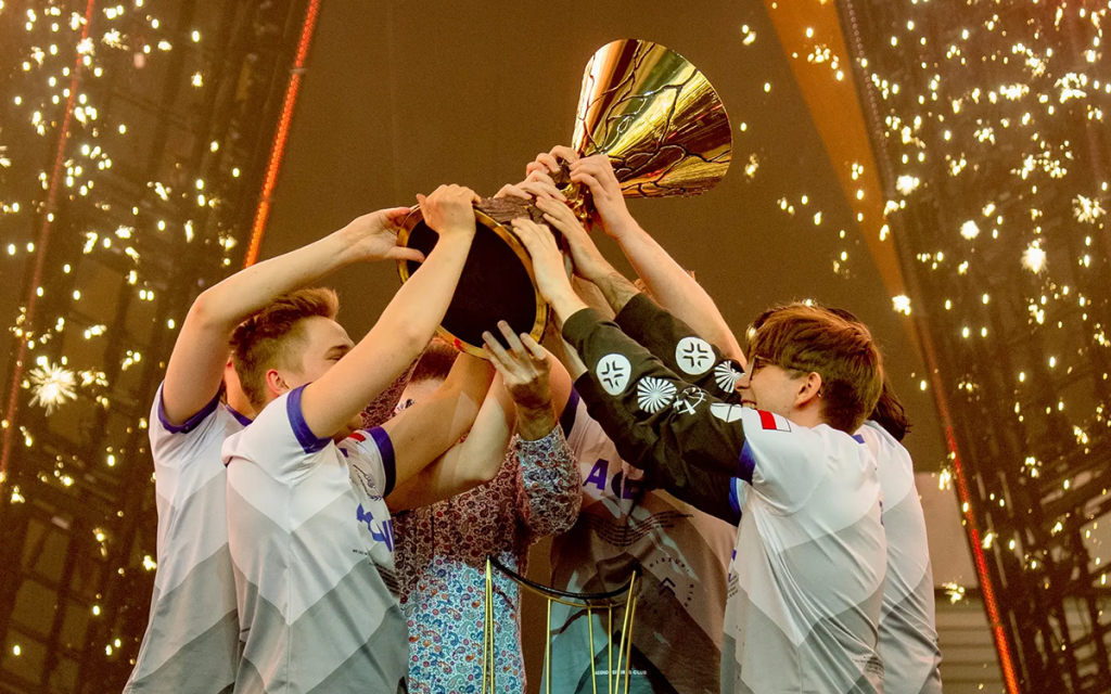 Jogadores de Valorant levantando troféu do Valorant Champions após vencerem o campeonato.