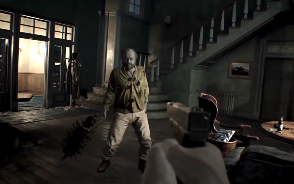 Imagem do jogo Resident Evil 7 representando o reboot da franquia resident evil com uma arma apontada para o vilão Jack Baker.