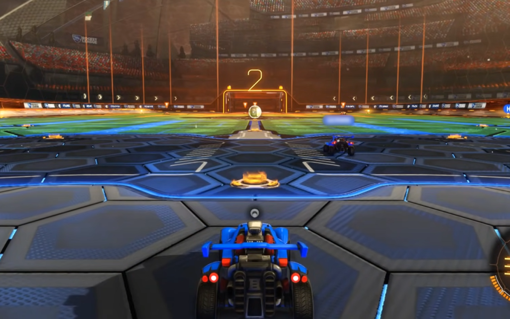 Imagem do game Rocket League com o carro pronto para iniciar o kick-off da partida.