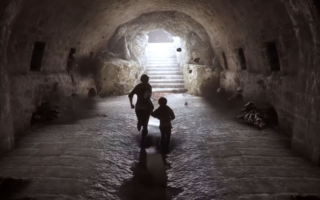Imagem do jogo A Plague Tale com os dois irmãos protagonistas do jogo em um túnel subterrâneo úmido com uma escada a frente representando um jogo AA.