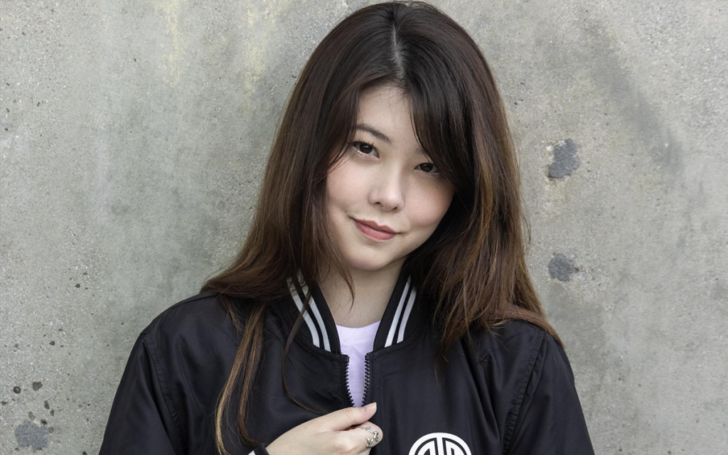Foto da jogadora profissional e streamer Mayumi, ou Mayu, famosa por ser jogadora profissional de League of Legends.