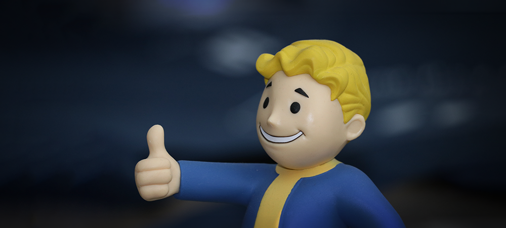 Vault Boy, mascote da franquia de jogos Fallout, fazendo sinal de positivo com a mão direita