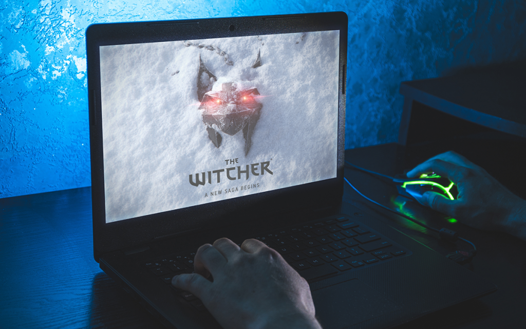 Imagem de capa da série de The Witcher pela Netflix na tela de um notebook.