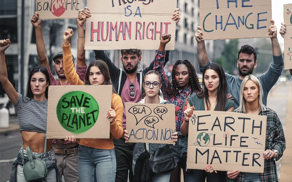 jovens protestando com cartazes em prol do meio ambiente