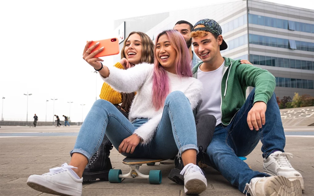 grupo de jovens tirando uma selfie