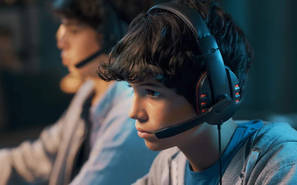 jovens da geração Z concentrados com headset jogando games online