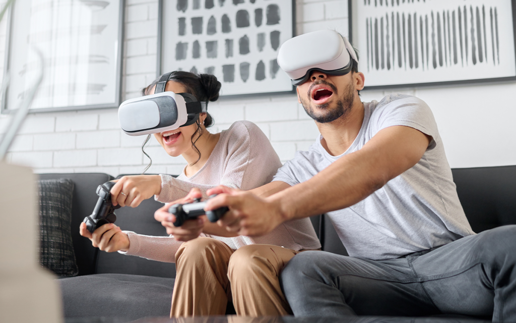 casal jogando video-game utilizando ambos óculos de realidade virtual